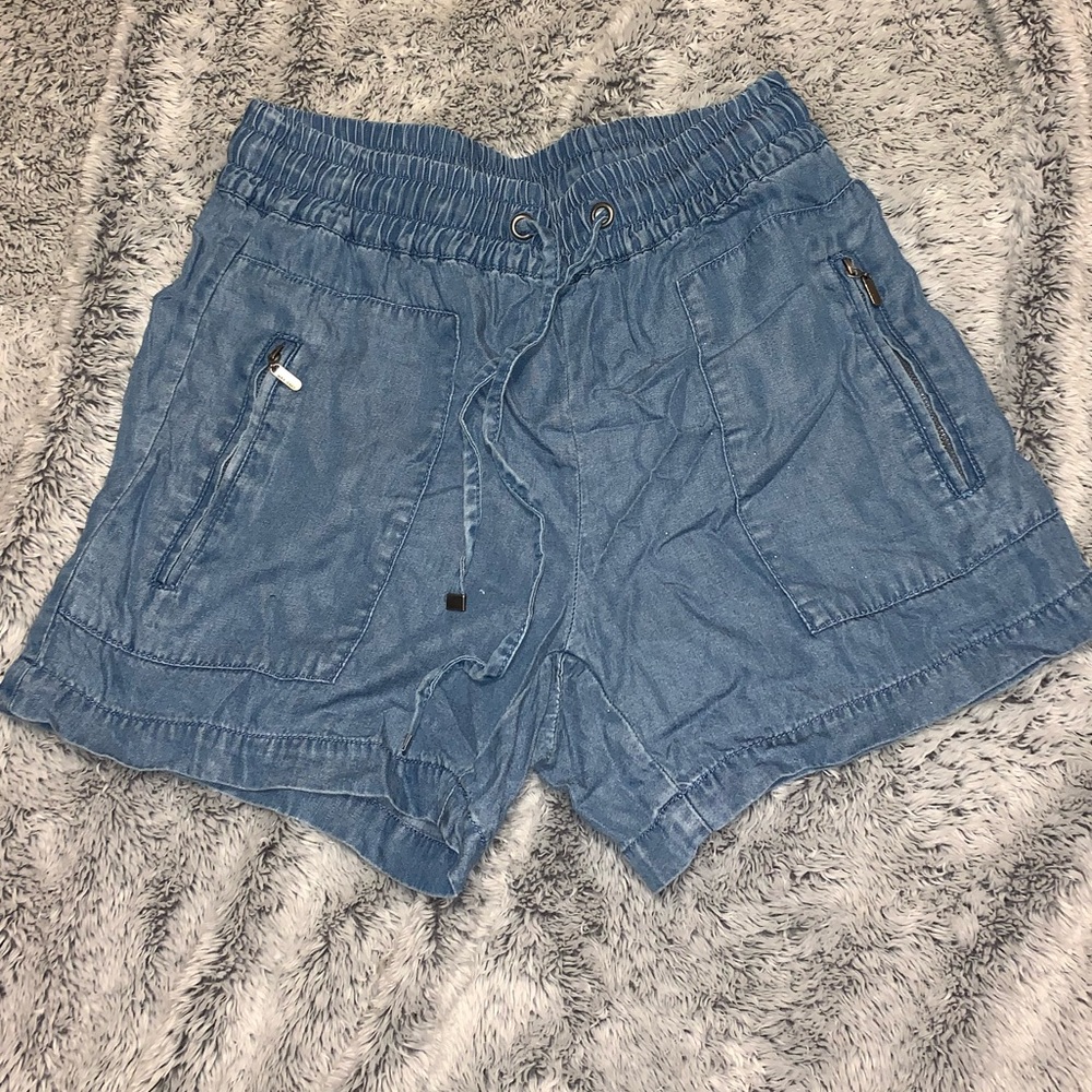 Loose jean shorts